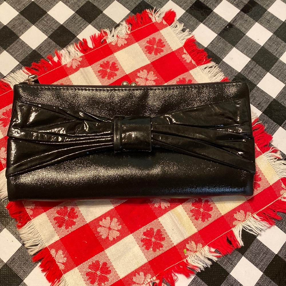 EUC Hobo wallet. Like new. Nice black patent with cute bow